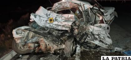 MURI? ENTRE FIERROS
Un joven conductor de un automóvil que se trasladaba a la ciudad de Oruro, se vio sorprendido por un furgón que invadió carril y colisionó violentamente en inmediaciones de la localidad de Corque sobre la carretera internacional, la noche del 26 de junio.
La Policía recuperó el cadáver del joven chofer atrapado entre los fierros de su coche, además dos ocupantes del furgón salieron lastimados.