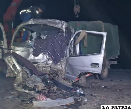 FRONTAL COLISI?N
El conductor y una acompañante de una camioneta fallecieron al instante de colisionar frontalmente contra una volqueta en cercanías de la comunidad de Calacoto, en la carretera Challapata-Potosí la noche del 3 de julio.
Además, otras tres personas de la camioneta fueron socorridas al Hospital General San Juan de Dios de la ciudad de Oruro.