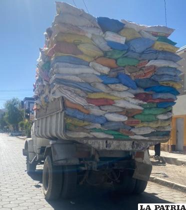 CAÍDA DEL CARRO BASURERO
Un joven de 29 años, trabajador municipal de recojo de basura y aseo urbano del municipio de Challapata, cayó de lo alto de un camión basurero luego de chocar contra un cable de alta tensión la mañana del 31 de octubre.
Galenos auxiliaron al trabajador edil, pero de camino al hospital se desangró y falleció.