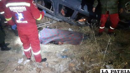 EMBARRANCAMIENTO
En su intención de tomar un atajo y acortar tiempos, el conductor de una vagoneta se embarrancó aproximadamente 13 metros y falleció dentro de su vehículo.
Personal de Bomberos rescató el cadáver y remolcaron el coche siniestrado en inmediaciones de la urbanización Villa Taruma, zona Sur de la ciudad de Oruro la madrugada del 24 de agosto.