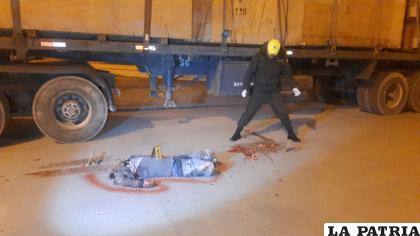 DESMEMBRADO
Un sujeto de 40 años fue atropellado y terminó desmembrado en inmediaciones de Saninco, al ingreso a la urbe orureña por la carretera Pisiga-Oruro.
La masa encefálica del ahora occiso quedó ??estampada? en la capa asfáltica con marcas de llantas. El fatal accidente sucedió la madrugada del martes 11 de octubre.