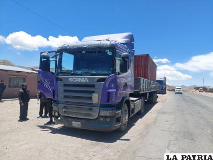 ANDREA ALANOCA DELGADO
La madrugada del 6 de noviembre en inmediaciones de la comunidad de Tolapalca sobre la carretera Challapata-Potosí, Andrea Alanoca Delgado de 42 años, falleció después de ser empujada de la cabina principal de un camión.
El fiscal de Challapata, Fernando Montaño, explicó que en la autopsia se determinó que la víctima tenía varias lesiones en su cuerpo al caer del motorizado cuando iba a gran velocidad. Asimismo, la hija denunció que su madre sufría constantes agresiones psicológicas y físicas por su pareja, Eloy V.M. recluido en la cárcel de San Pedro por el feminicidio de Andrea.
Las pesquisas preliminares refieren que una noche antes de su muerte, habían consumido bebidas alcohólicas con su pareja en el camión y tras una discusión sucedió el feminicidio. El sindicado trató de hacer creer que fue un accidente de tránsito, sin embargo, no tuvo éxito.
La Policía y la Fiscalía buscan a un tercer sospechoso que habría participado del crimen.