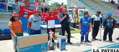 Durante la entrega del trofeo de campeón al capitán de Mina Bolívar, Edgar Copa /Radio 16 de Marzo