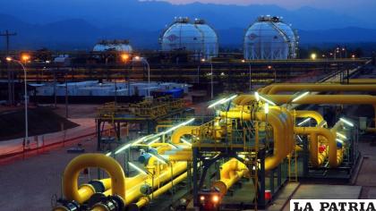 Planta de gas de la estatal petrolera /YPFB  Bolivia Tv