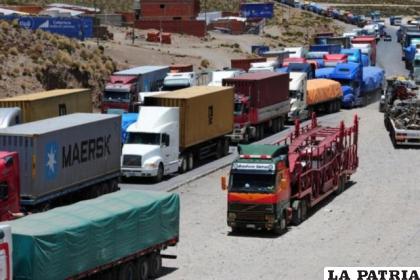 Transporte pesado detenido por los bloqueos 
/Archivo Internet
