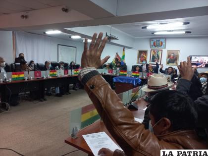 Acusaciones y alusiones personales entre oficialistas estuvieron a la orden del día /LA PATRIA