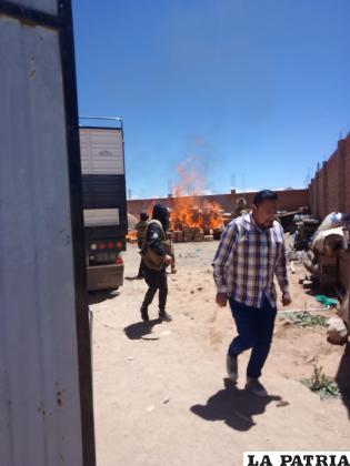 La mercadería fue incinerada ante la agresividad de contrabandistas /LA PATRIA