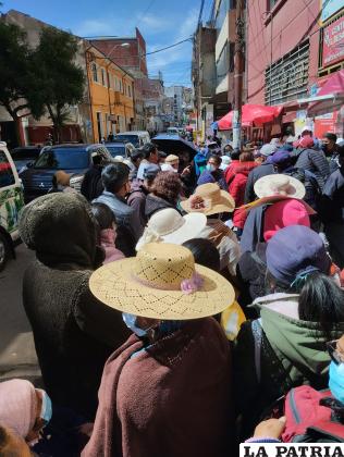 Largas filas para el pago del bono a personas con discapacidad /GENTILEZA