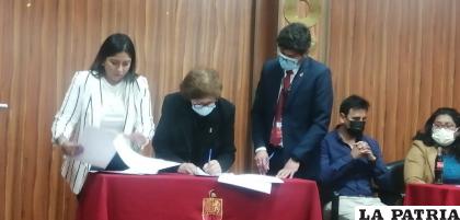 Ayer en la mañana se hizo la firma de los convenios 
/ UNIOR