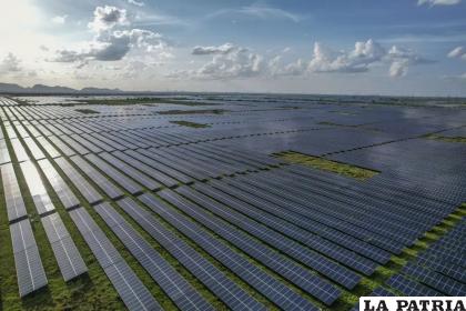 Una granja de energía solar en el distrito de Pavagada Tumkur, en el estado indio de Karnataka 
/AP Foto/Rafiq Maqbool, Archivo
