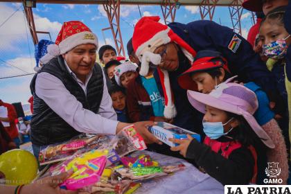 Alcaldía entrega regalos a niños en Navidad /GAMO