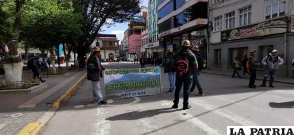 Desde temprano, bloquearon también el centro de la ciudad y detonaron cachorros de dinamitas /LA PATRIA