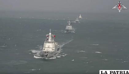 Buques de guerra chinos participan en maniobras navales conjuntas con Rusia en el Mar de China Oriental. /Servicio de Prensa del Ministerio de Defensa Ruso vía AP