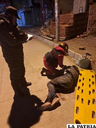 Bomberos socorre al herido a un centro de salud /LA PATRIA
