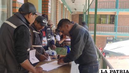 El reciente martes los trabajadores vivieron una ??fiesta? democrática /RADIO NACIONAL DE HUANUNI
