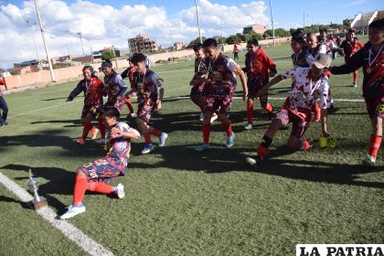 Merecido festejo de los integrantes del equipo de Deportivo Zanca /LA PATRIA