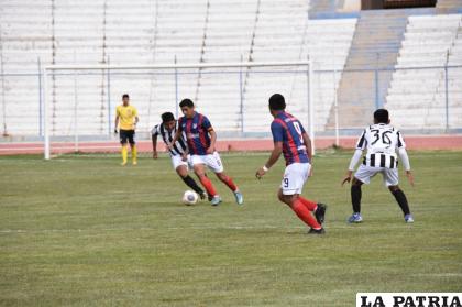 La confusión del árbitro Álvaro Campos terminó perjudicando el trabajo de la prensa deportiva /LA PATRIA