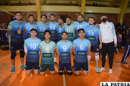 Integrantes del plantel de Ingenieros campeones del voleibol Mayores varones /LA PATRIA
