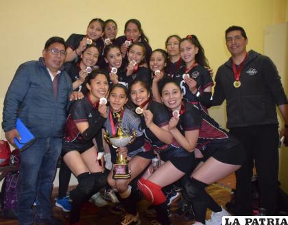 Las integrantes de 10 de Febrero celebran el título con el trofeo y sus medallas /LA PATRIA
