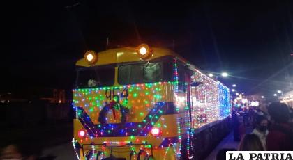 El Tren Navideño decoró con luces y alegría las vías /LA PATRIA 
