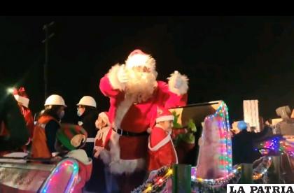 La población esperó por varias horas el paso del Tren Navideño /LA PATRIA 
