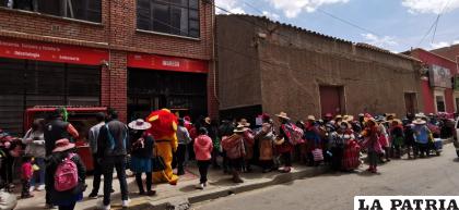 Mucha gente acudió a recibir su regalo y el chocolate caliente /LA PATRIA