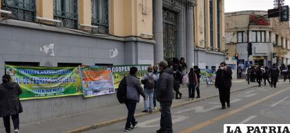 Varios cooperativistas se instalaron en el centro de la ciudad con cachorros de dinamitas /LA PATRIA