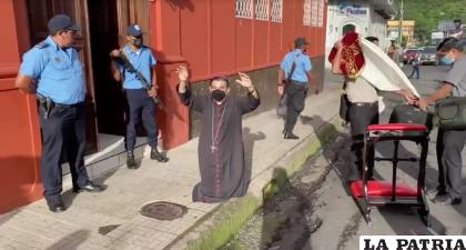 El obispo Rolando Álvarez arrodillado frente a la sede episcopal de Matagalpa 
/Diócesis de Matagalpa
