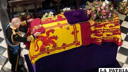 El Rey Carlos III junto al ataúd de su madre /AP
