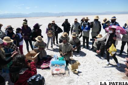 Pobladores Urus hacen ritual para pedir agua en el Lago Poopó /Archivo