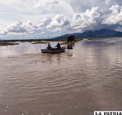 En Chipaya tuvieron que habilitar lanchas para circular