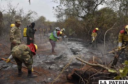 Militares, bomberos y voluntarios combatiendo los incendios cerca de Roboré, al Este de Bolivia, el 25 de agosto /AFP 

