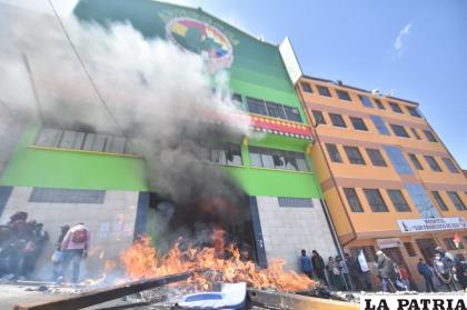 El 8 de septiembre fue destruido el mercado paralelo / APG
