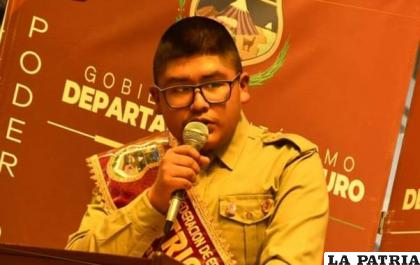 CARLOS GUTI?RREZ
PRESIDENTE DE LA FEDERACI?N 
DE ESTUDIANTES DE SECUNDARIA 
DE ORURO 
??Nos sentimos felices los estudiantes al poder concluir bien los estudios y por volver a la normalidad, a las clases presenciales, a convivir con nuestros compañeros, con los maestros, y aprender en una calidad educativa buena, ya que en educación virtual no se aprendía nada; costó volver a acostumbrarnos a exámenes, tareas, pero nos ha servido de mucha ayuda?.
