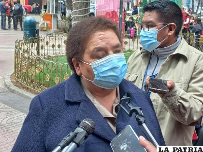 ELVIRA VALDEZ
PRESIDENTE FEDERACI?N DE 
EMPRESARIOS PRIVADOS DE ORURO 
??En el tema de Puerto Seco primero hay que nombrar un Comité Cívico, segundo todos los orureños yo creo que debemos nomás pedirle al gobierno, sino activa el Puerto Seco en el periodo de los seis meses, al año, todos los orureños tendríamos que movernos?.
