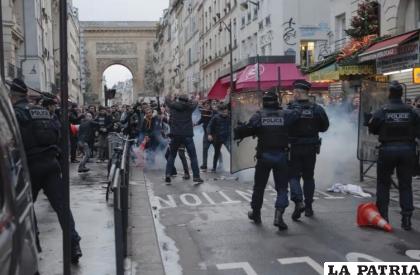 Miembros de la comunidad kurda se enfrentan con policías luego de un tiroteo en París /AP