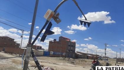 El semáforo terminó muy dañado tras el impacto 
/LA PATRIA