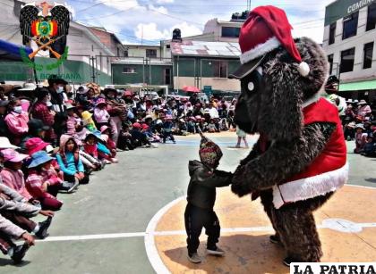 El elenco de Paquito amenizó la jornada en la que participaron varios niños y niñas 
/Comando de la Policía de Oruro
