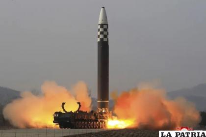 Disparo de prueba de un misil balístico intercontinental Hwason-17 en un lugar no revelado en Corea del Norte /Agencia Noticiosa Central Coreana /Korea News Service vía AP, Archivo