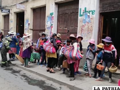Personas del campo llegan a la ciudad por Navidad / LA PATRIA