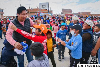 Niños disfrutan y celebran junto al alcalde Adhemar Wilcarani 
/GAMO