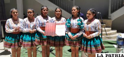 Las Chaskita Tikitas reciben el primer premio /LA PATRIA 