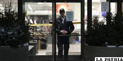 Un agente permanece dentro de una tienda Nordstrom tras un tiroteo en el centro comercial Mall of America/AP