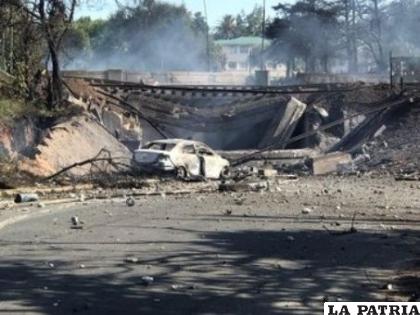 El camión de la empresa Infinity Gas trató de pasar por debajo de un puente cuya altura no era suficiente / @_ArriveAlive