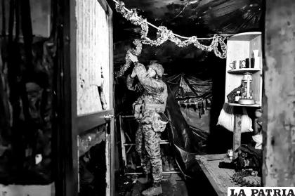 Un soldado ucraniano con decoraciones navideñas cerca de Maryinka, en Donetsk, Ucrania/Foto AP/Libkos