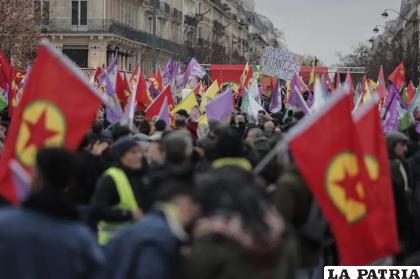 La marcha en París tras el ataque contra un centro cultural kurdo /Foto AP/Lewis Joly