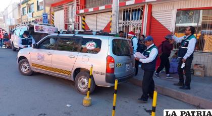 Uno de los taxis en el punto de la 6 de Agosto y avenida del Ejercito /Irene Torrez
