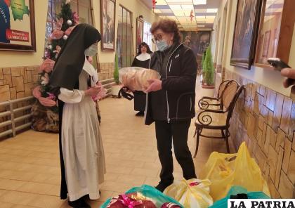 Momento de la entrega de los regalos /LA PATRIA