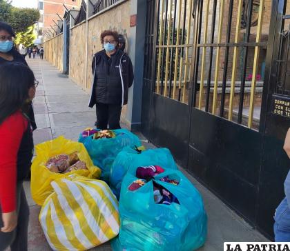 Los regalos llegaron para todos los adultos mayores del lugar 
/LA PATRIA