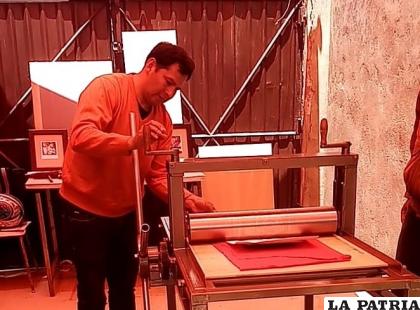Michael Patzi demuestra cómo funciona el tórculo /Cortesía